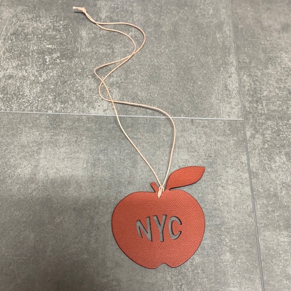 Authentic RARE!!! Brand New (without tags) Hermes NYC Apple Leather bag charm. - Picture 1 of 4